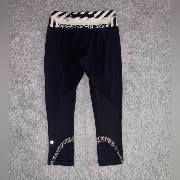 Lululemon Run: Inspire Crop II Black/Pretty Palm Angel Wing/Su14 Quilt 36 Size 4 - Picture 5 of 5